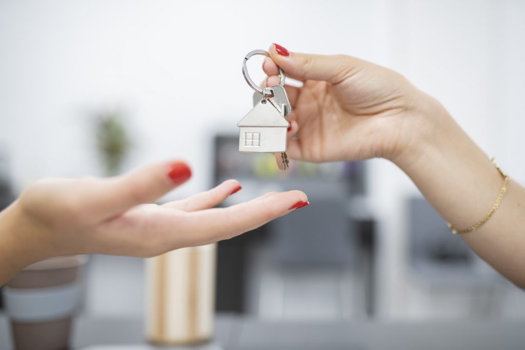 inchirieri hands handing over keys for property purchase